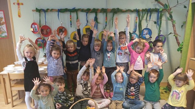 Häslegruppe_mit_den_Erntedankgaben