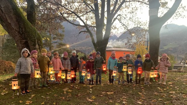 Die_Häslegruppe_mit_ihren_Laternen