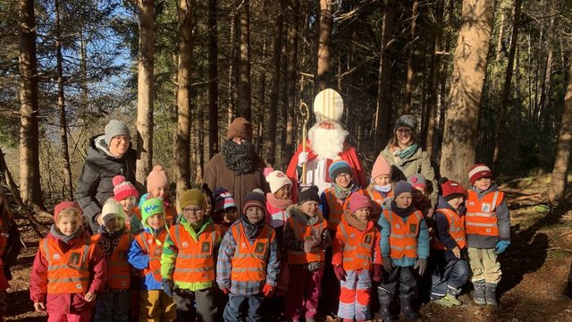 Häslekinder_mit_dem_Nikolaus_und_dem_Knecht_Ruprecht